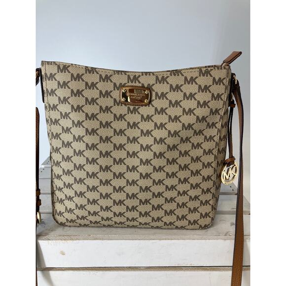 MICHAEL KORS MEDIUM SAFFIANO LEATHER SIGNATURE CROSSBODY BAG - Picture 2 of 16